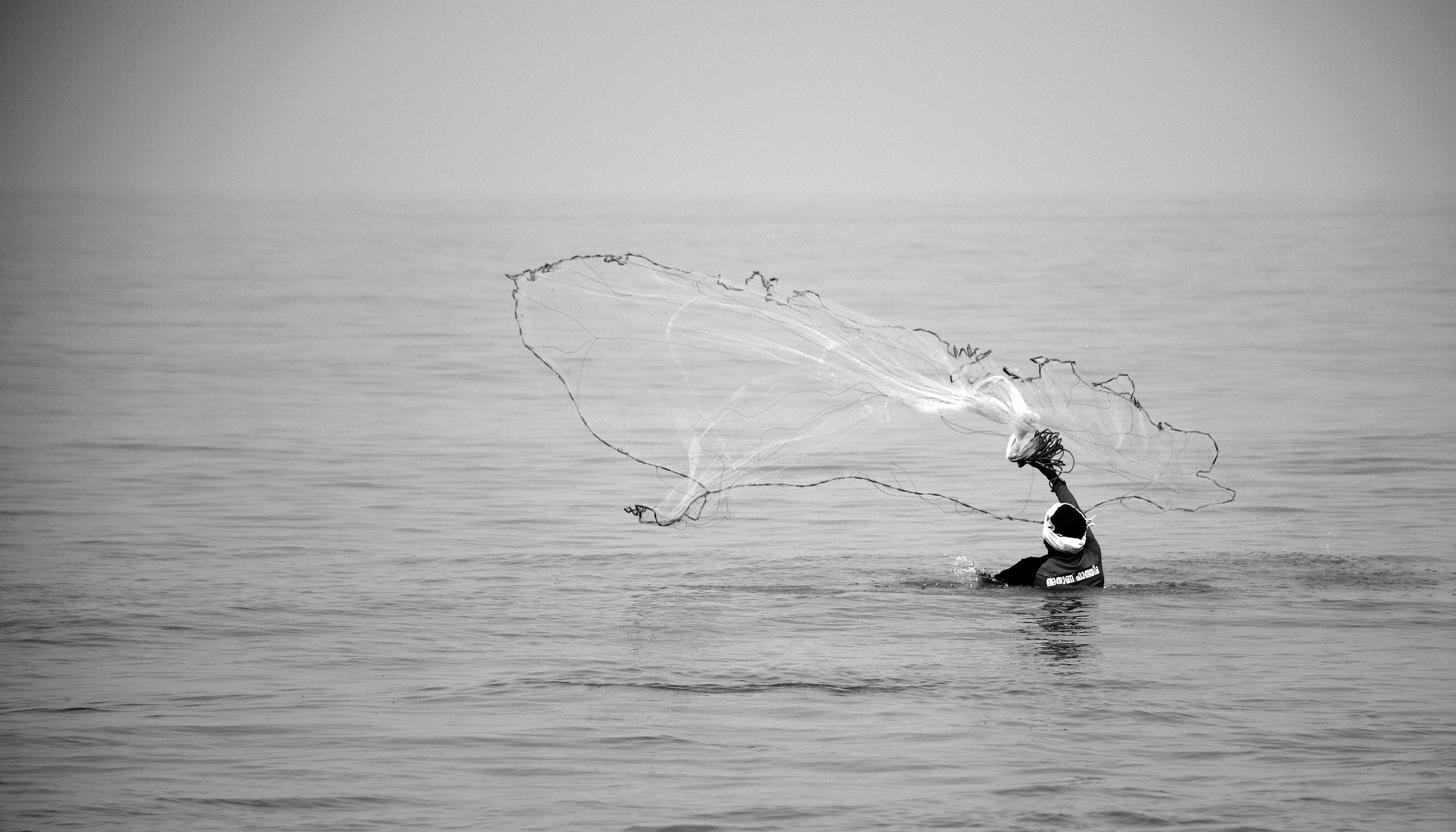 File:A fisherman casting a net neat Kozhikode Beach.jpg - Wikipedia