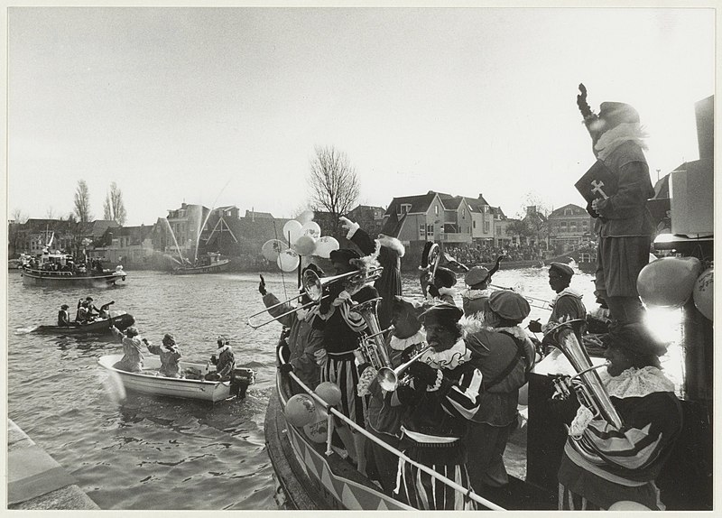 File:Aankomst Sint Nicolaas aan het donkere Spaarne tegenover de Vissersbocht. NL-HlmNHA 54032260.JPG