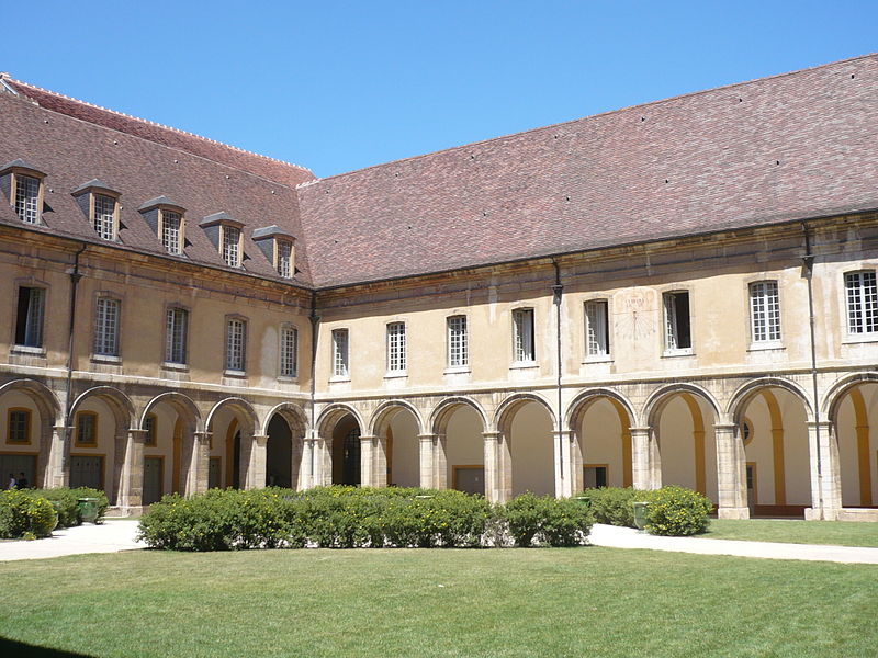 File:Abbaye Cluny Kreuzgang1.jpg