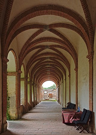 English: Cloister of the old abbey of Boulbonne (Cintegabelle, France). Français : Cloître de l'ancienne abbaye de Boulbonne (Cintegabelle, France).