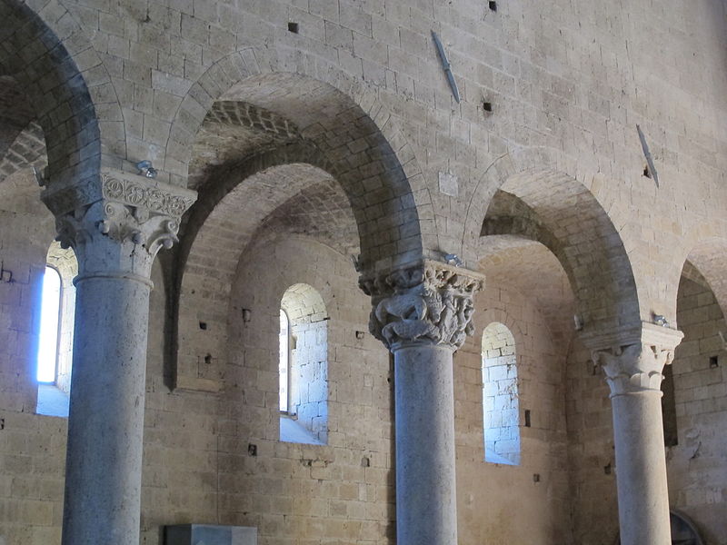 File:Abbazia di sant'antimo, capitello con daniele nella fossa dei leoni del maestro di cabestany 03.JPG