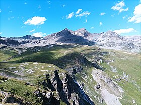 Vue de gauche à droite sur la pointe du Gros Caval, la Petite aiguille Rousse, la Grande aiguille Rousse et l'Ouille de Gontière.