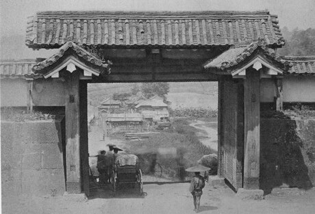 File:Akasaka gate inside.jpg