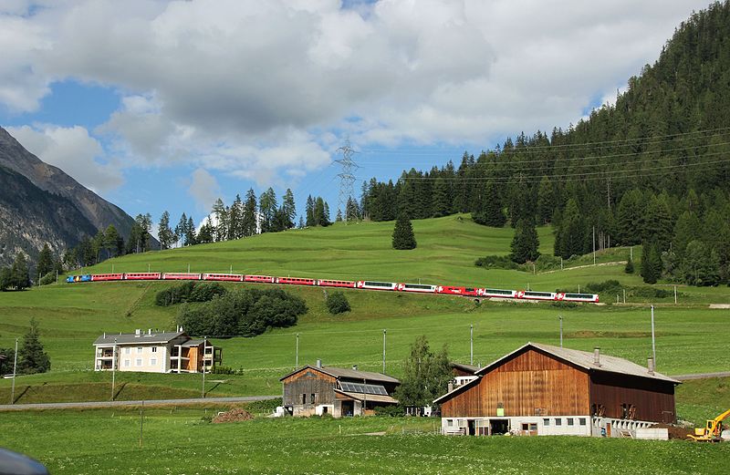 File:Albula line, RhB-train with Glacier-Express going uphill near Bergün (Bravougn).jpg