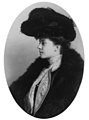 Alice Roosevelt Mar 24 1902 side in black.jpg