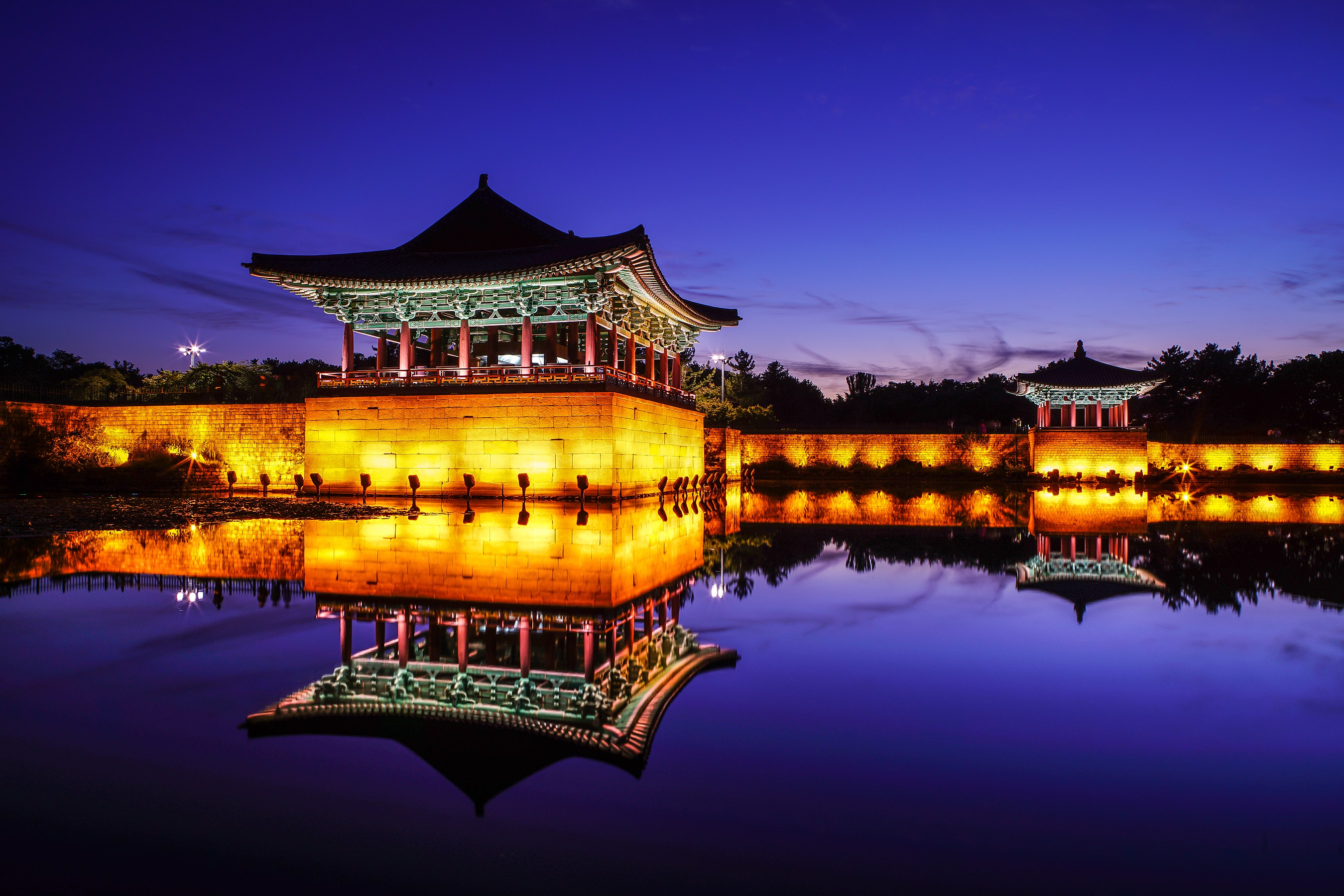 안압지 (Anapji, the artificial pond in Gyeongju) Photograph: Goytex