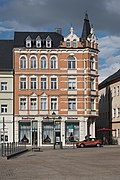 Tenement house with a shop area, in a corner and closed development