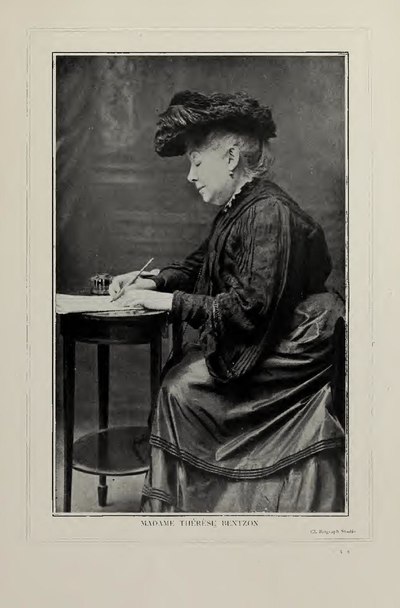 Madame Thérèse Benthson, photographie à son bureau.