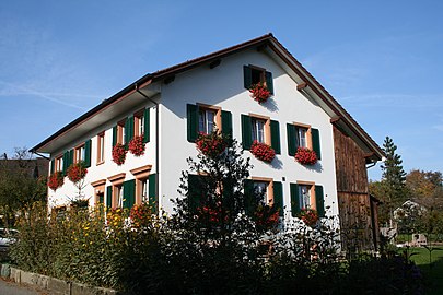 Blumengeschmücktes Anwiler Wohnhaus