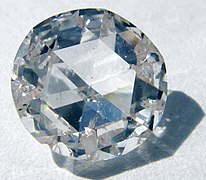 گوهری از الماس بی رنگ برش خورده که به روش انباشت بخار شیمیایی ساخته شده‌است.
