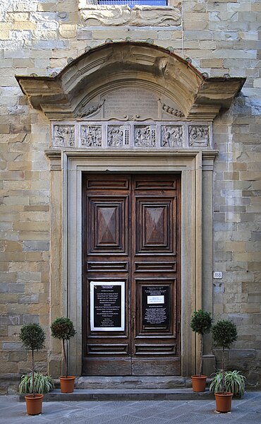 File:Arezzo, santi lorentino e pergentino, esterno, portale con architrave del xiv secolo, 01.jpg