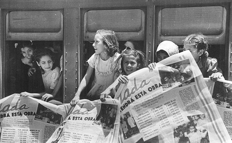 Archivo:Argentina - Niñas partiendo a una colonia de vacaciones de la Fundación Eva Perón.jpg
