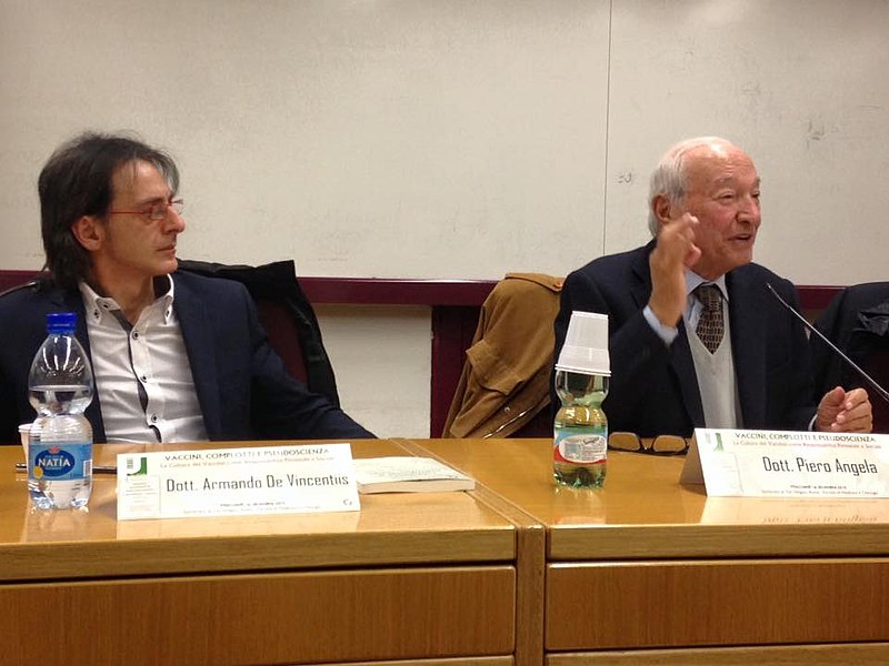 File:Armando De Vincentiis insieme a Piero Angela all'Università Tor Vergata presentano il libro "Vaccini, Complotti e Pseudoscienza".jpg