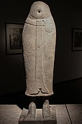 Corps de la statue de la divinité féminine (Sri ?). Prasat Kravan. XIe siècle. Grès H. 72 cm. Musée Guimet[146]