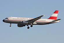 Austrian Airlines Airbus A320-214 OE-LBP "Retro" (23567858533) .jpg