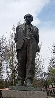 Avetik Isahakyan statue, Yerevan 11.jpg
