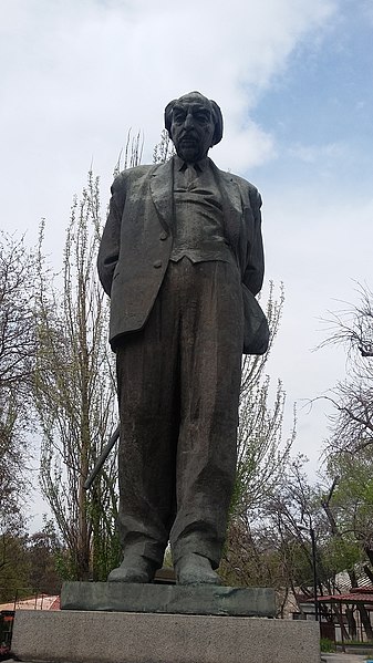 File:Avetik Isahakyan statue, Yerevan 11.jpg