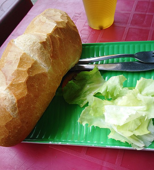 File:Bánh mì và rau xa lát chua của món Bò bít tết kiểu Việt Nam ở Bình Hưng Hòa A (15).jpg