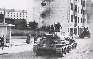Радянські танки на вулиці балтійського міста. 1944