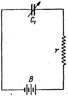 Тестовая схема с конденсатором переменной ёмкости, резистором и батарей, показывающая преобразования энергии при изменении параметров элементов