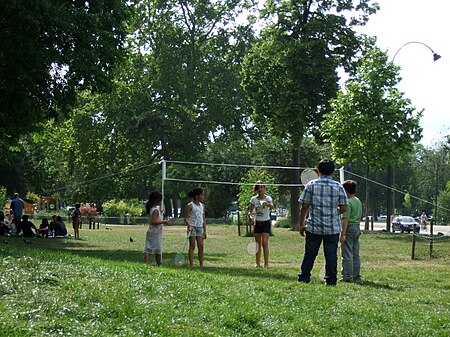 ไฟล์:Badminton players, Avenue Foch, Paris 8 May 2011.jpg