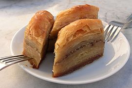 Baklava, egy péksütemény, amely filo rétegeket tartalmaz apróra vágott dióval, édesítve és sziruppal vagy mézzel együtt