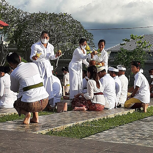 File:Balinese hindus prepare for tawur kesange.jpg