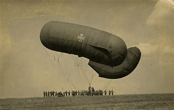 German Parseval-Siegsfeld type balloon at Équancourt (September 1916). The rear "tail" fills with air automatically through an opening facing the wind