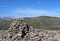 Der Gipfelcairn des Beinn a’ Chaorainn, im Hintergrund in der Mitte der Beinn Mheadhoin, links der Ben Macdui