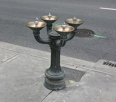 Cuatro fuentes de agua potable o bebederos.