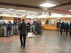 De toegangspoortjes van de metro.