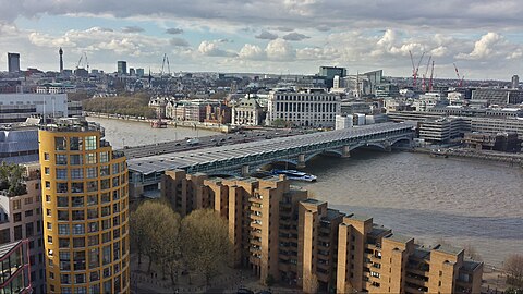 Widok z południowego brzegu rzeki na Blackfriars Railway Bridge, będący częścią stacji