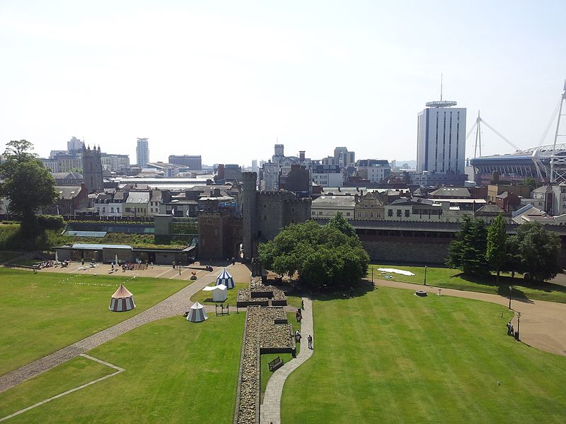 File:Blick vom Keep (Cardiff Castle) südsüdostwärts.jpg