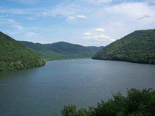 <span class="mw-page-title-main">Bluestone Lake</span> Reservoir located on the New River near Hinton, West Virginia