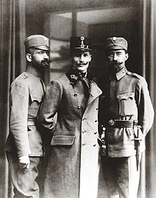 På dette fotografiet fra 1918 blir Dmytro Vitovsky (sentrum), første sjef for den ukrainske hæren i Galicia, ledsaget av to av hans offiserer.