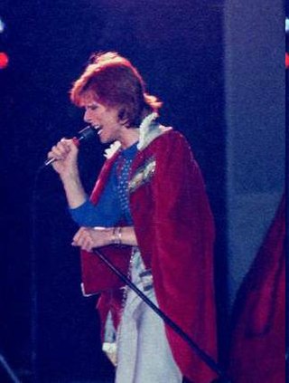 Bowie sur scène lors du Diamond Dogs Tour le 5 juillet 1974.