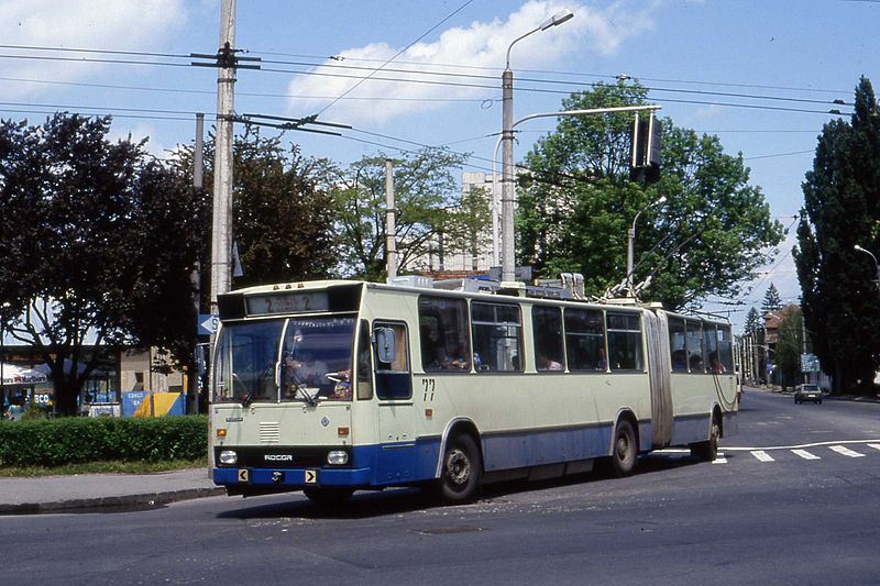 File:Braşov 1994 Trolleybus nr 77 ,Route 2. ROCAR- DAC 217E - Flickr - sludgegulper.jpg