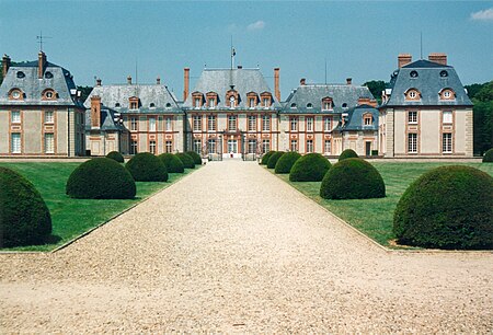 Breteuil chateau cote cour