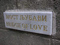 Napis "Most Miłości" w języku serbskim i angielskim