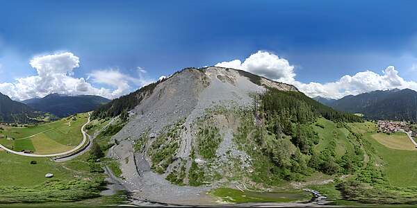 angegrabener Berg mit Insel-Rutsch-Felssturzgebiet und historischem Bergrutsch Igl Rutsch oberhalb von Brienz (Spherical Panorama with village)