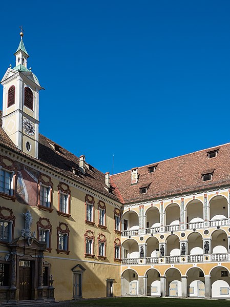 File:Brixner Hofburg Arkadenhof 01.JPG