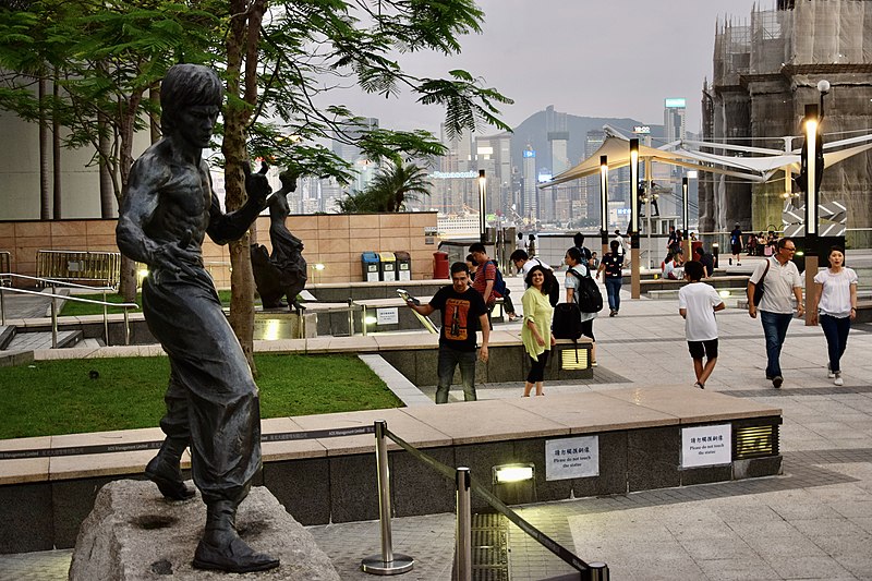 File:Bruce Lee Statue at Avenue of Stars, HongKong (Ank Kumar) 01.jpg