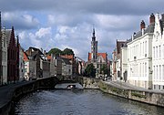 Brugge'de kanal kıyısı