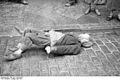 Bundesarchiv Bild 101I-134-0793-21, Polen, Ghetto Warschau, Mann auf Straße.jpg