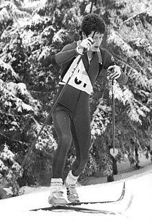 Mustavalkoinen kuva hiihtäjä.