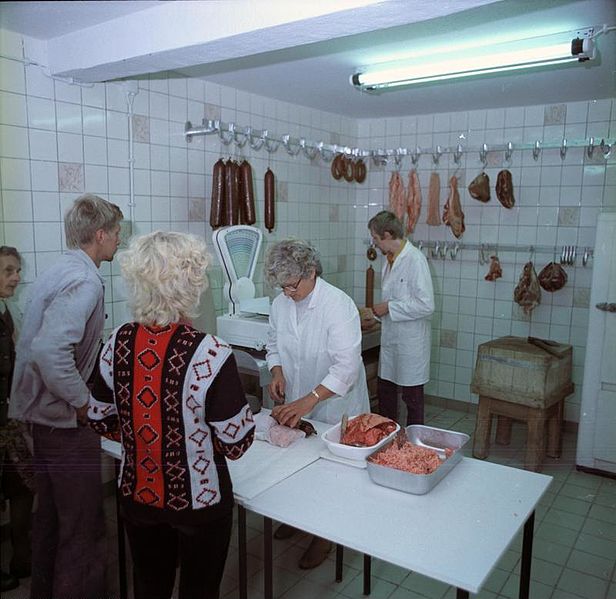 File:Bundesarchiv Bild 183-1985-0919-401, Gemeinde Siedenbollentin, LPG-Fleischerei.jpg