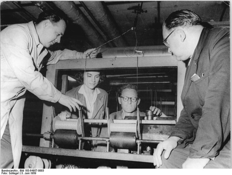 File:Bundesarchiv Bild 183-64957-0003, Glauchau, VEB Spinnstoffwerk, Forscher.jpg