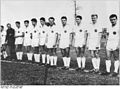 Bundesarchiv Bild 183-78666-0006, DDR-Fußball-B-Nationalmannschaft in Afrika, Mannschaftsfoto.jpg