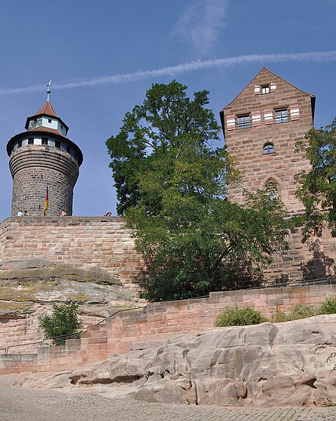 File:Burg (Nürnberg-St. Sebald).Walpurgiskapelle, Freiung und Sinwellturm.fw13.ajb.jpg