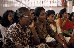 COLLECTIE TROPENMUSEUM Vrouwen in de Hindoe tempel Sri Mariamman TMnr 20018360.jpg